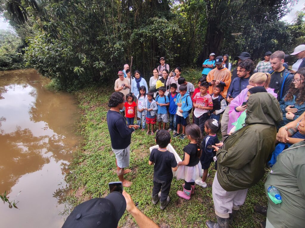 Taller de sensibilización ambiental con los niños de la ribera del río Amazonas