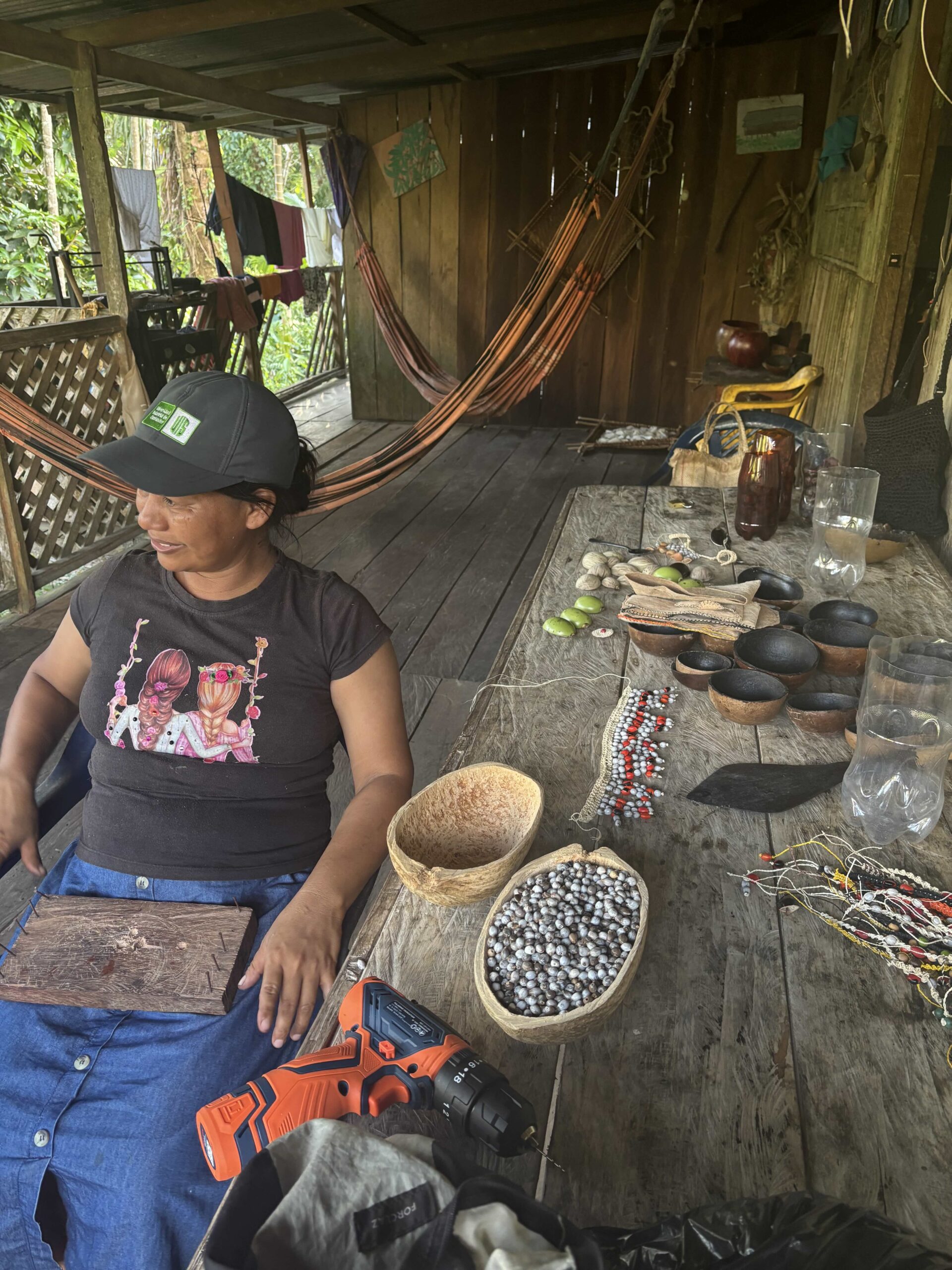 Femme indigène confectionnant de l'artisanat